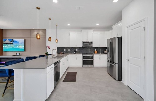 Kissimmee House | Elegant Lake View Villa with Games Room and Private Pool