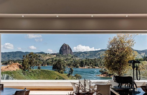 El Penol Villa | LUXURY LAKE VILLA GUATAPÉ