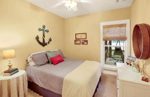 Appling House | Tranquil Lakefront Cottage with Deep Water Dock at Clarks Hill