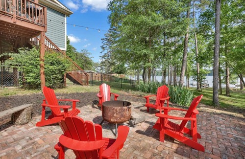 Appling House | Tranquil Lakefront Cottage with Deep Water Dock at Clarks Hill