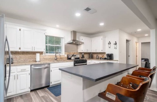 Jones Mills House | Family Fun with Lake Views and Spa Retreats Await You!