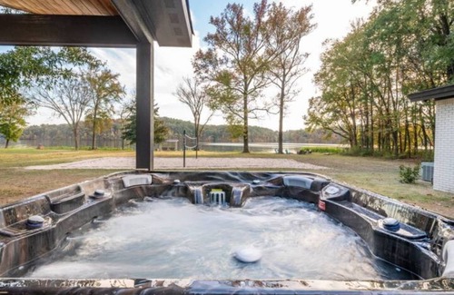 Jones Mills House | Family Fun with Lake Views and Spa Retreats Await You!