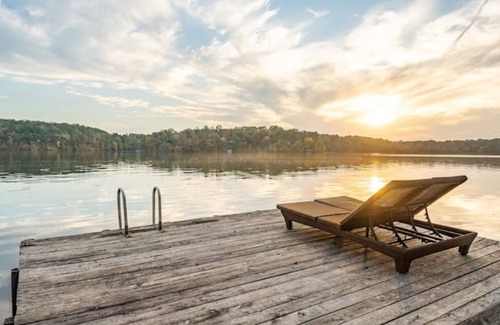 Jones Mills House | Family Fun with Lake Views and Spa Retreats Await You!