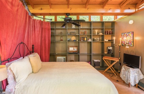 Spicewood Bed & Breakfast | Discover the Magical Lakefront Estate Featured on CBS