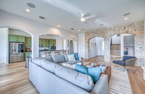 Spicewood House | Beautiful Lakefront Escape with Private Dock & Pool