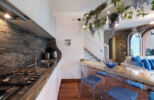 Lezzeno House | Scenic Lakefront Retreat with Wi-Fi and Ocean Views