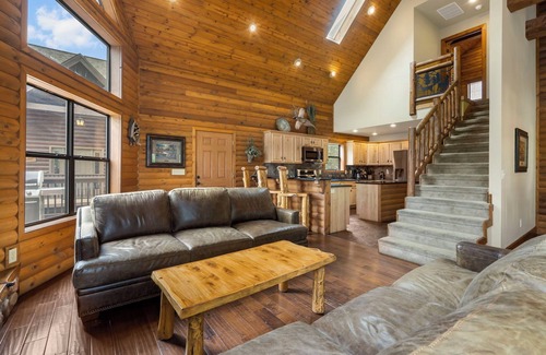 Lampe Ski Chalet | Elegant Lakefront Resort with Pools, Dock & Mini Golf