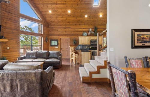 Lampe Ski Chalet | Elegant Lakefront Resort with Pools, Dock & Mini Golf