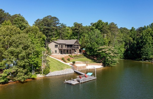 Jacksons' Gap House | Pet-Friendly Lakehouse Retreat with Stunning Views
