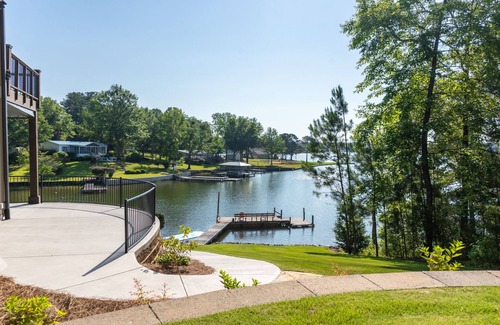 Jacksons' Gap House | Pet-Friendly Lakehouse Retreat with Stunning Views
