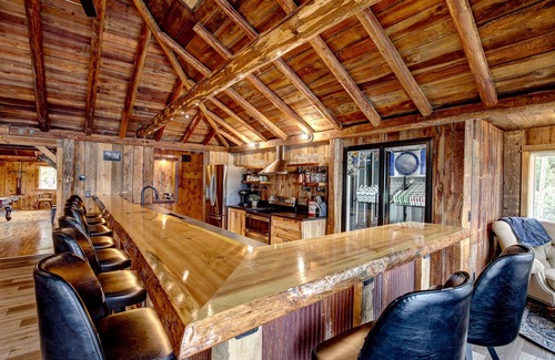 Tomahawk Cabin | Elegant Lakeside Lodge with Pool on Beautiful Somo Lake