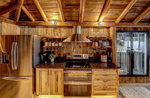 Tomahawk Cabin | Elegant Lakeside Lodge with Pool on Beautiful Somo Lake