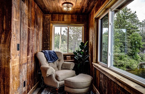 Tomahawk Cabin | Elegant Lakeside Lodge with Pool on Beautiful Somo Lake