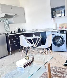 Centurion Apartment | Luxury Lakeview Retreat