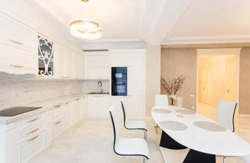 Tbilisi City Centre Apartment | Ultimate Relaxation at Luxury Landing IV with Hot Tub Access