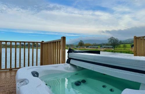 Fence Cabin | Indulge at the Elegant Langham Lodge with a Hot Tub
