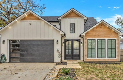 Central Arlington House | Pet-Friendly Oasis Near AT&T Stadium with Game Room