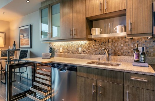 Belltown Condo | Elegant 2BR Condo at Via 6 with Pool and Kitchen Amenities
