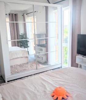 Whittington Cabin | Luxury living- colindale garden -Double room