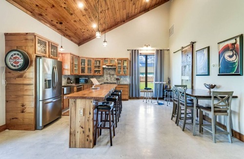 Milton House | Unforgettable Barndominium Stay with Lake Views & Breakfast