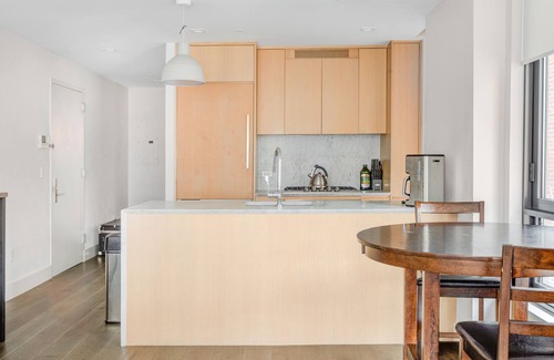 Greenpoint Apartment | Elegant 2 BR Retreat in Greenpoint with Rooftop View