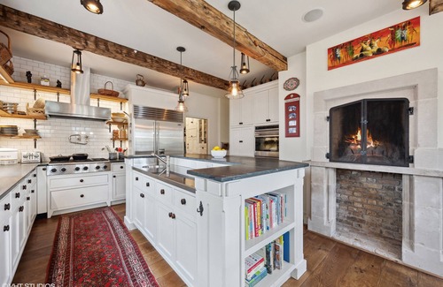 Forestview House | Prime Location with Hot Tub & Kitchen - Guest Rated 10/10