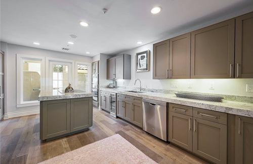 St. Tropez Condo | Elegant Retreat on Lake Austin: Pet-Friendly Furnished Rental