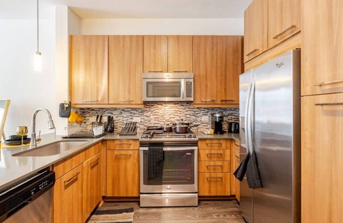 Greenway Plaza-Upper Kirby Apartment | Elegant Retreat with Pool View in Prime Location