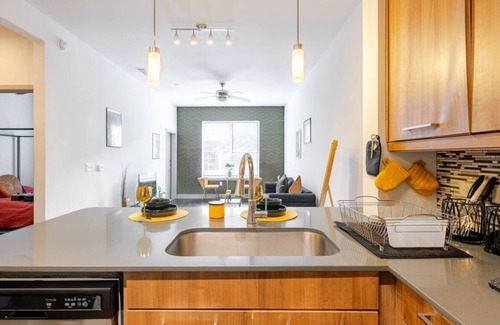 Greenway Plaza-Upper Kirby Apartment | Elegant Retreat with Pool View in Prime Location