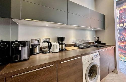 Annakhil Apartment | Experience Elegance with Poolside Ocean Views