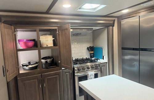 Rexford House | Luxury, Loaded, 39’ RV in Phenomenal Rexford with AC