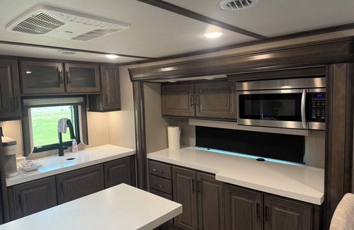 Rexford House | Luxury, Loaded, 39’ RV in Phenomenal Rexford with AC
