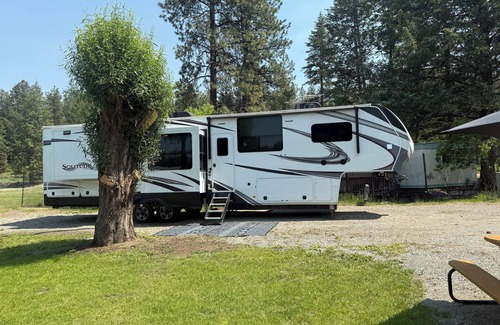 Rexford House | Luxury, Loaded, 39’ RV in Phenomenal Rexford with AC