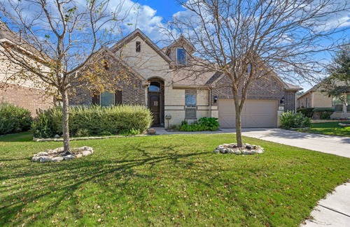 Boerne House | Luxury, location and amenities! Nice home, located near Boerne & Six Flags!