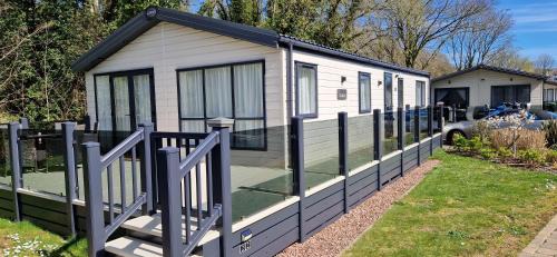 Paignton Ski Chalet | Elegant Lodge at Hoburne Devon Bay - Oceanfront Bliss