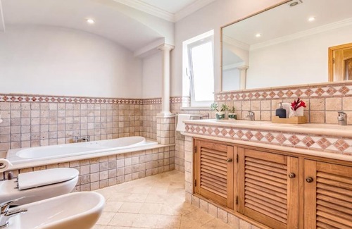 Colinas Verdes Villa | Discover a Relaxing Lodge Near Lagos with Great Amenities