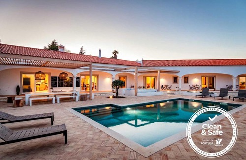 Colinas Verdes Villa | Discover a Relaxing Lodge Near Lagos with Great Amenities