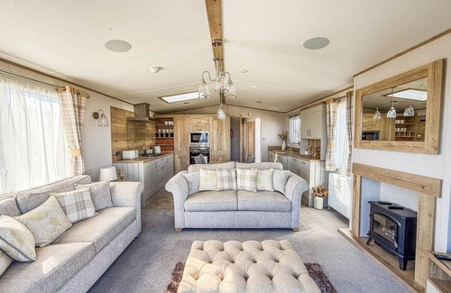 Hopton on Sea Cabin | Luxury lodge with stunning full sea views at Hopton ref 80010W