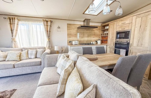 Hopton on Sea Cabin | Luxury lodge with stunning full sea views at Hopton ref 80010W