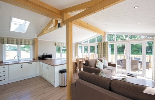 Diss Ski Chalet | New Luxury Lodge: Cozy Rooms & Relaxing Spa Amenities