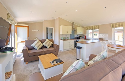Diss Ski Chalet | New Luxury Lodge: Cozy Rooms & Relaxing Spa Amenities
