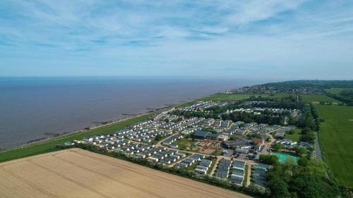 Hopton Cabin | Cozy Lodge with Full Sea Views in Suffolk - Family Friendly