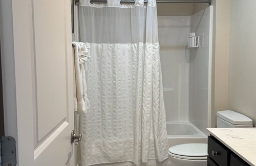 Elizabethtown Resort | Luxury Lodging, Lakefront View, 2 Queen Bed w/Private Bath, Private Patio.