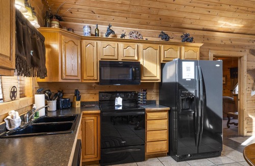 Branson Cedars Cabin | Inviting Log Cabin Retreat with Hot Tub & Game Areas