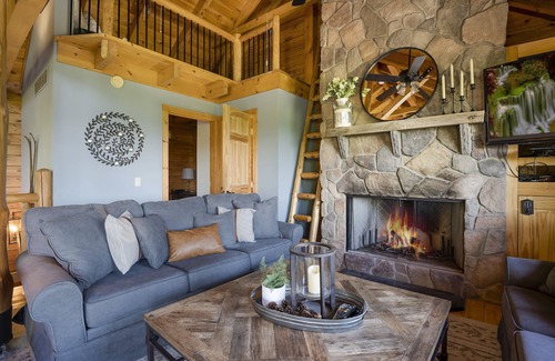 Aquashicola House | Exceptional Log Cabin with Lake Views & Hot Tub Retreat