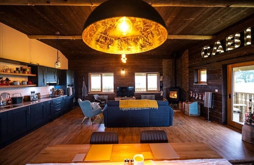 Stone in Oxney Cabin | Relaxing Log Cabin Retreat with Hot Tub & Pet-Friendly Space