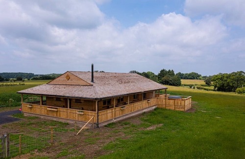 Stone in Oxney Cabin | Relaxing Log Cabin Retreat with Hot Tub & Pet-Friendly Space