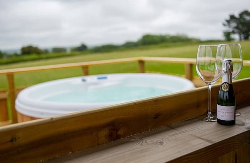 Stone in Oxney Cabin | Relaxing Log Cabin Retreat with Hot Tub & Pet-Friendly Space