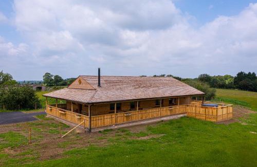 Stone in Oxney Apartment | Exquisite Log Cabin Retreat with Hot Tub & 10/10 Ratings