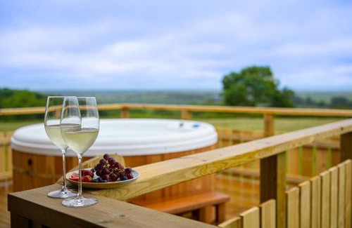 Stone in Oxney Apartment | Exquisite Log Cabin Retreat with Hot Tub & 10/10 Ratings